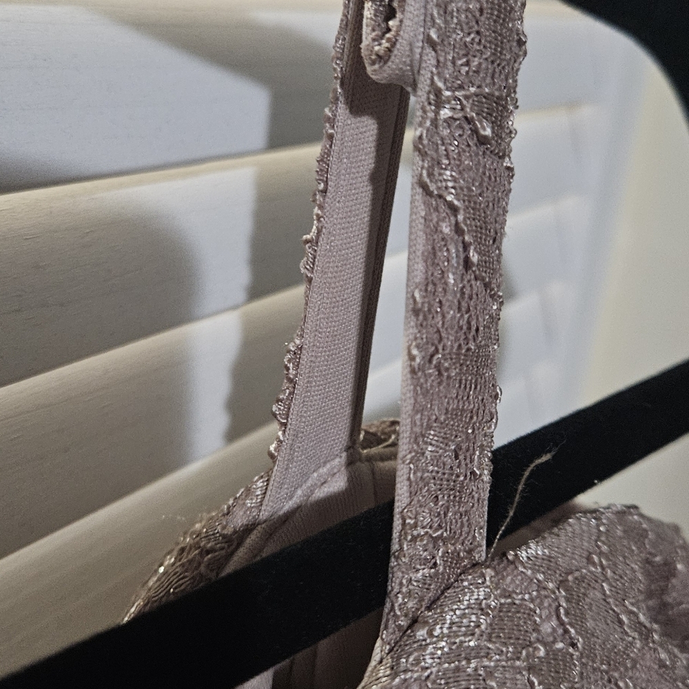 Elegant Off-Shoulder Lace Evening Gown - Picture 4 of 10